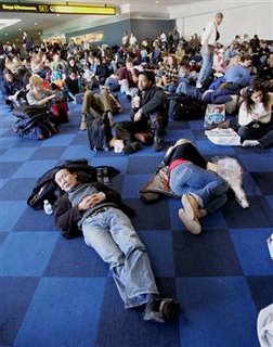 flight delay Ojalá que, encima de todo, no tenga que acampar en el aeropuerto